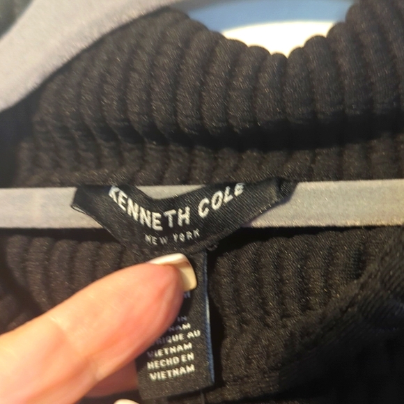 NWT Kenneth Cole black cropped turtleneck. Size M - Picture 4 of 10